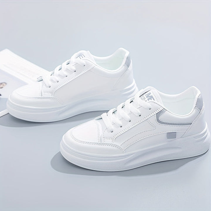 Stilige hvite sneakers med lett komfort
